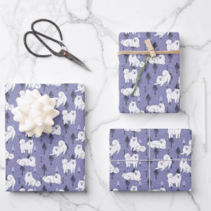 Feuille De Papier Cadeau Chien Husky Samoyé Avec Neige Sur Pins Arbres