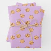 Feuille De Papier Cadeau Chocolat chips biscuits d'anniversaire violet (En situation)