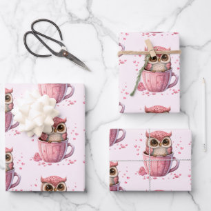 Feuille De Papier Cadeau Chouette rose mignonne dans un modèle de coupe