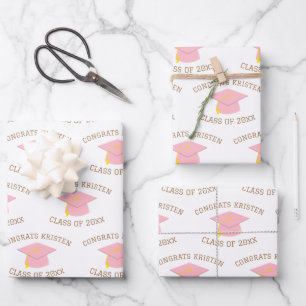 Feuille De Papier Cadeau Classe personnalisée de 20xx Pink Graduation Cap c