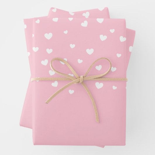 Feuille De Papier Cadeau Coeurs blancs élégants sur Pastel Pink (En situation)