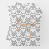 Feuille De Papier Cadeau Coeurs gris et blancs (En situation)