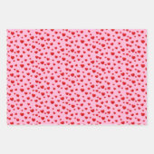 Feuille De Papier Cadeau Coeurs rouges éparpillés sur rose (Devant)