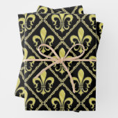 Feuille De Papier Cadeau Conception élégante de fleur de lis (En situation)