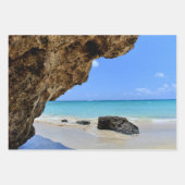 Feuille De Papier Cadeau Côte tropicale de plage avec un Big Rock (Devant)