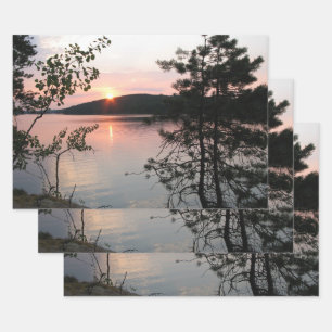 Feuille De Papier Cadeau Coucher de soleil du lac rose avec arbres