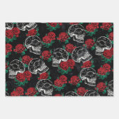 Feuille De Papier Cadeau Crânes et roses rouges | Grunge gothique moderne (Devant)