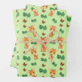Feuille De Papier Cadeau Cute Giraffe en vert (En situation)
