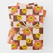 Feuille De Papier Cadeau Cute Retro motifs en damier avec fleurs (En situation)