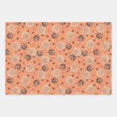 Feuille De Papier Cadeau Décorations de Noël, étoiles, cônes, oiseaux sur (Devant)