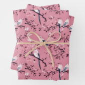 Feuille De Papier Cadeau Découpage floral d'oiseau rose (En situation)