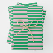 Feuille De Papier Cadeau Des rayures funky en rose et vert (En situation)