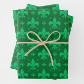 Feuille De Papier Cadeau Design Motif Fleur de lis vert (En situation)