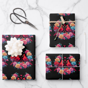 Feuille De Papier Cadeau Deux cardinaux aux Roses et aux coeurs colorés