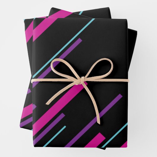 Feuille De Papier Cadeau Diagonales - rose, violet, bleu et noir (En situation)
