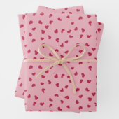 Feuille De Papier Cadeau Doodles de coeur Whimsical sur rose (En situation)