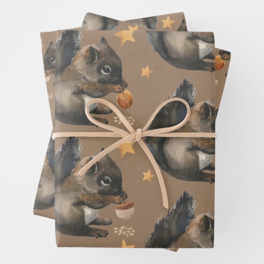 Feuille De Papier Cadeau Écureuils Kraft rustiques et étoiles d'or (En situation)