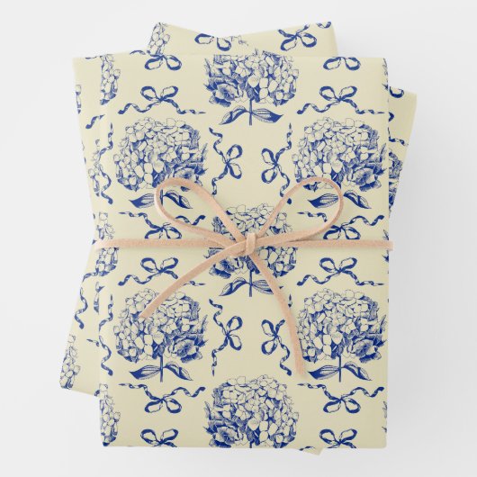 Feuille De Papier Cadeau Élégant Motif Preppy Bleu Beige Hydrangea Bow (En situation)