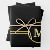 Feuille De Papier Cadeau Élégant or Monogramme personnalisé sur noir (En situation)