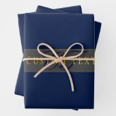 Feuille De Papier Cadeau Élégant Script Monogram Dark Navy Blue Grey & Gold (En situation)