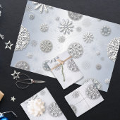 Feuille De Papier Cadeau Élégant Snowflakes D'Hiver Sur Argent