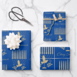 Feuille De Papier Cadeau Elégante Dove Flying Dove Menorah Blue Hanoukka<br><div class="desc">Un papier cadeau Hanoukka en or moderne et bleu avec une belle menorah en or brillant avec une colombe volante dans un motif répétitif sur un arrière - plan bleu foncé riche.</div>