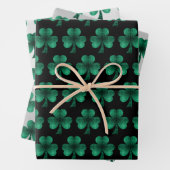 Feuille De Papier Cadeau Emerald Green Sparkles Shamrock motif noir (En situation)