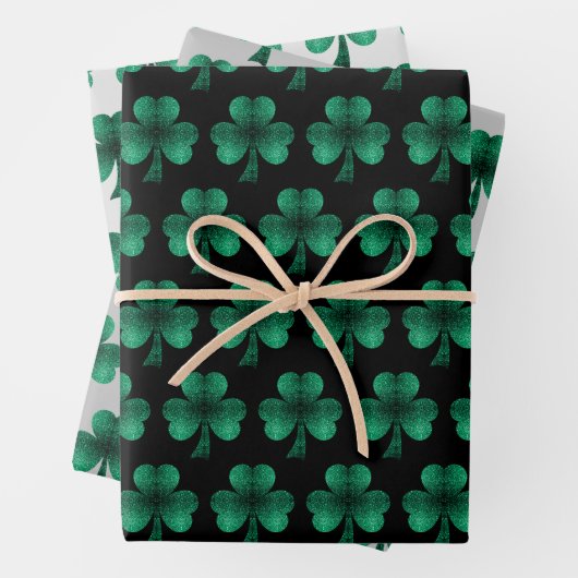 Feuille De Papier Cadeau Emerald Green Sparkles Shamrock motif noir (En situation)