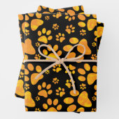 Feuille De Papier Cadeau Empreinte de patte de chien Motif orange jaune (En situation)