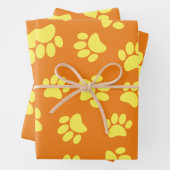 Feuille De Papier Cadeau Empreintes de pattes de chiens jaunes partout dans (En situation)
