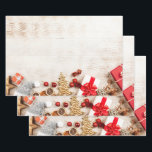 Feuille De Papier Cadeau Équipe cycliste Christmas sur Rustic Wooden Board<br><div class="desc">Feuilles de papier avec une photo rustique. Une planche en bois marron clair avec différents éléments de Noël au fond.</div>