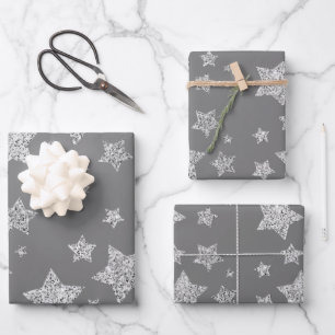 Feuille De Papier Cadeau Étoiles d'argent brillant motif de Noël sur gris