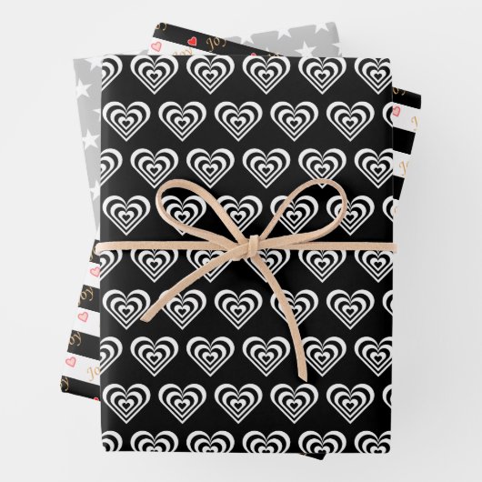 Feuille De Papier Cadeau Étoiles et Coeurs en noir et blanc (En situation)