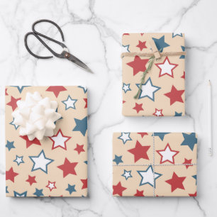 Feuille De Papier Cadeau Étoiles rouges et bleues, 4 juillet, fond beige