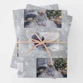 Feuille De Papier Cadeau Festif Grey Photo Snowflake Script de Noël (En situation)