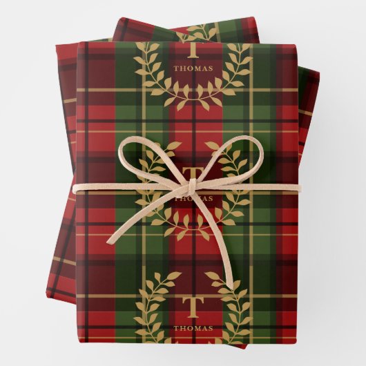 Feuille De Papier Cadeau Festive Red And Green Plaid With Custom Monogram (En situation)