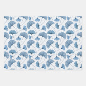 Feuille De Papier Cadeau Feuillage moderne de Ginkgo bleu poussiéreux   (Devant)