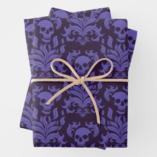 Feuille De Papier Cadeau Flamme crânienne Damas dans les tons moody violet (En situation)