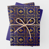 Feuille De Papier Cadeau Fleur de lis bleu et or (En situation)