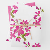 Feuille De Papier Cadeau Fleurs Blances Sur Rose (En situation)