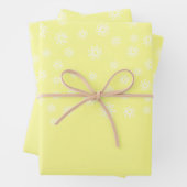 Feuille De Papier Cadeau Fleurs blanches sur Pastel Jaune (En situation)
