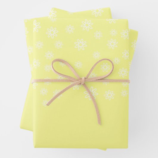 Feuille De Papier Cadeau Fleurs blanches sur Pastel Jaune (En situation)