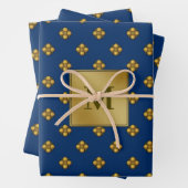 Feuille De Papier Cadeau Fleurs Crucifères d'or Monogrammé Bleu (En situation)