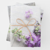 Feuille De Papier Cadeau Fleurs dans les tons lavande (En situation)