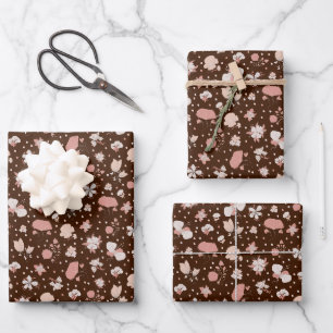 Feuille De Papier Cadeau Fleurs esquissées sur fond brun foncé