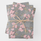 Feuille De Papier Cadeau Fleurs et branches roses sur gris (En situation)
