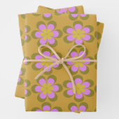 Feuille De Papier Cadeau Fleurs Mood rétro Motif en Jaune et Violet (En situation)