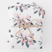 Feuille De Papier Cadeau Fleurs rose et gris Motif Aquarelle classique (En situation)