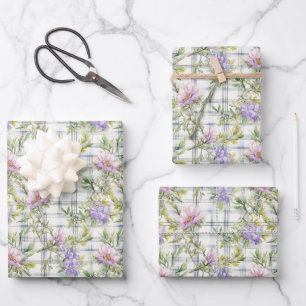 Feuille De Papier Cadeau Fleurs roses et violettes sur Arrière - plan plaid