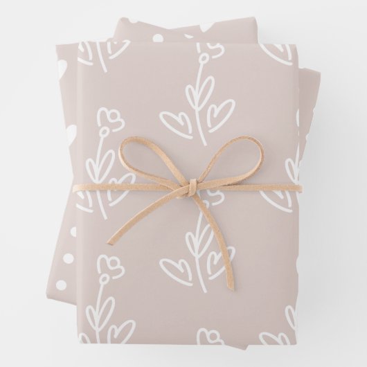 Feuille De Papier Cadeau Fleurs Roses pâles et poussiéreuses Coeurs Pois (En situation)